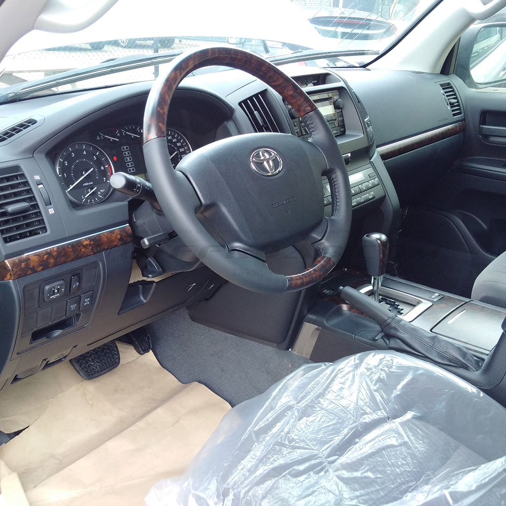 Interior Toyota LandCruiser 200 GX